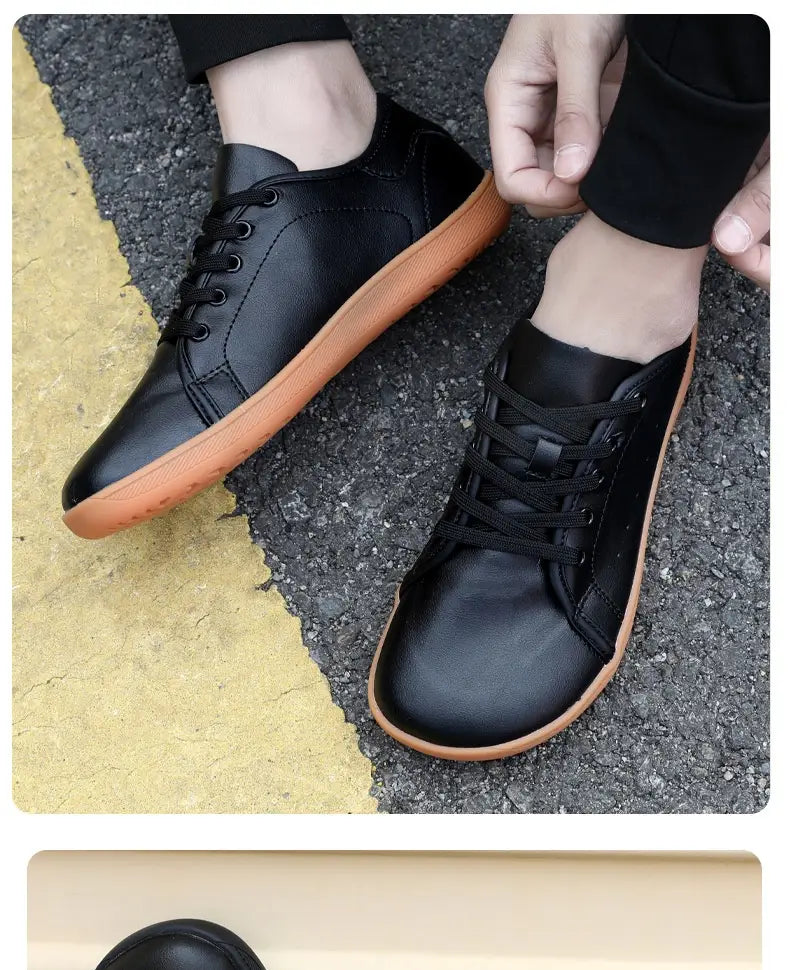 Zapatillas minimalistas antideslizantes de cuero negro de puntera ancha con diseño de cordones y suela de goma color tan contrastante