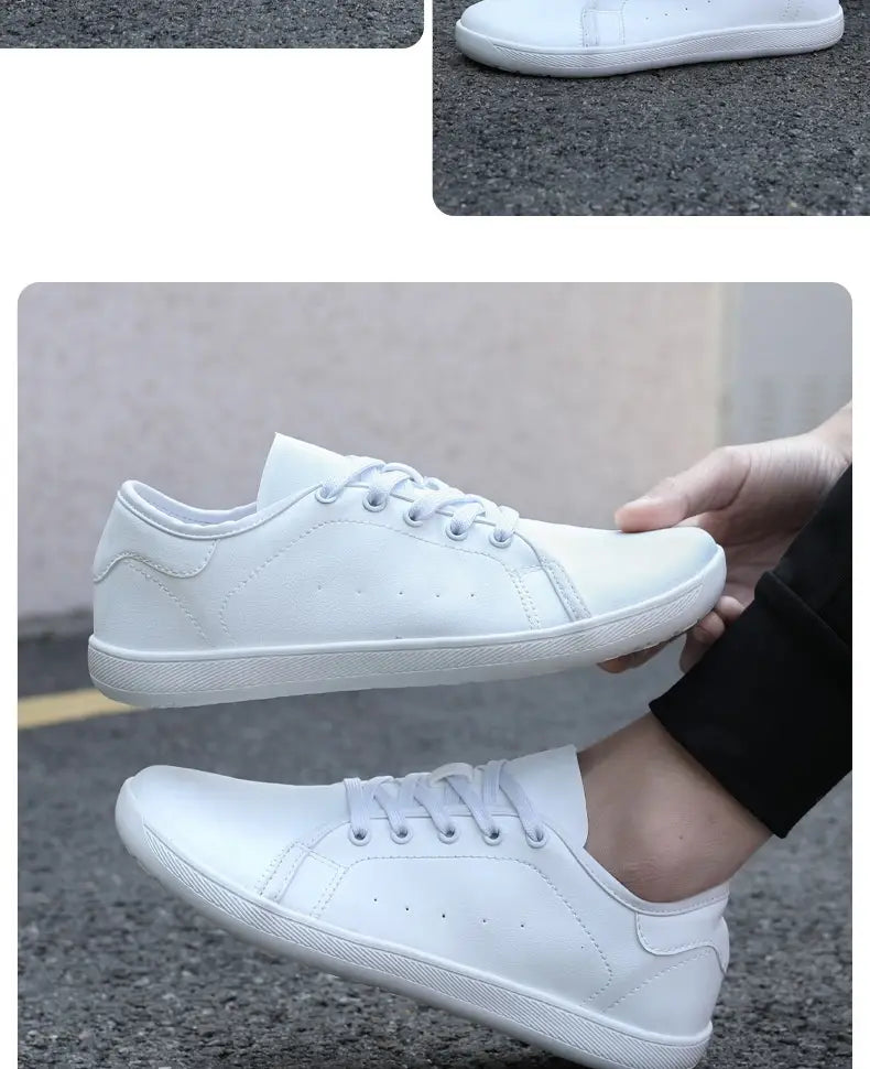Zapatillas de cuero blanco de caña baja y puntera ancha con diseño minimalista limpio y cordones a juego, con suela antideslizante.