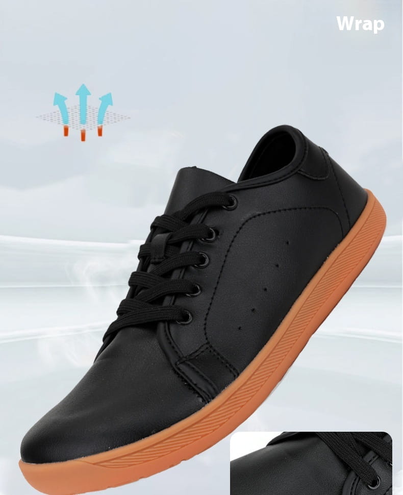 Zapatillas minimalistas antideslizantes de cuero negro de caña baja y puntera ancha con suela de goma color tan contrastante y cordones negros.