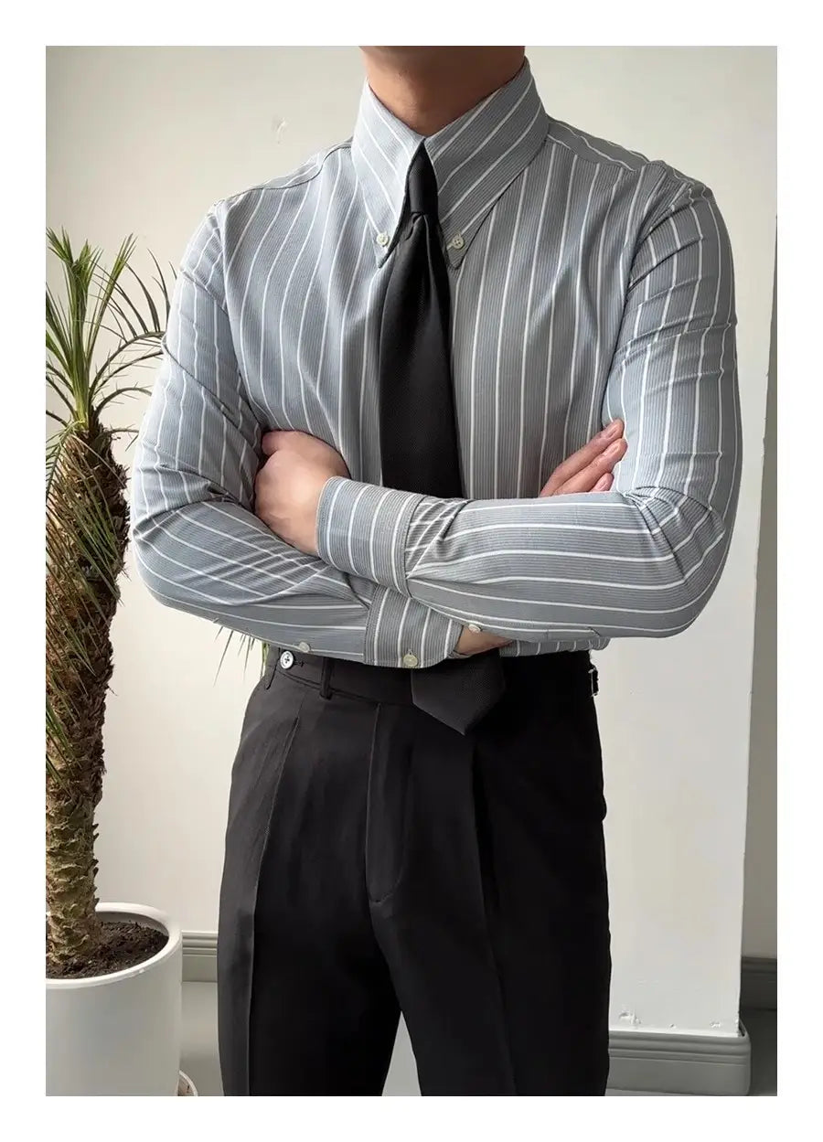 Herren-Slim-Fit-Anzughemd aus grauem Pinstripe-Stoff mit weißen vertikalen Streifen und Haifischkragenknopfverschluss, ausgelegt für Business-Kleidung.