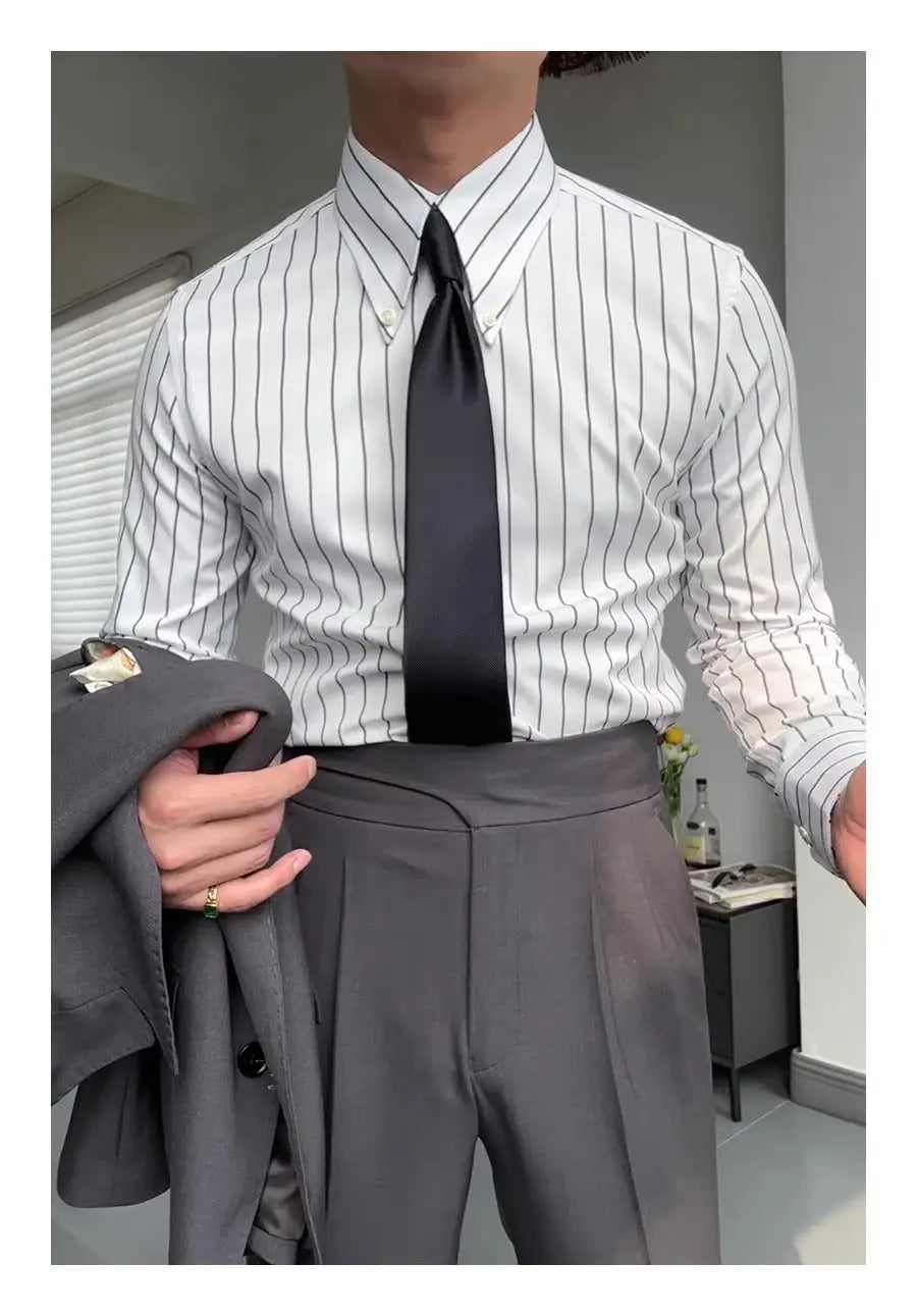 Herren-Slim-Fit-Hemd mit vertikalen Streifen, langem Ärmel, aus weißem Hemdstoff mit dünnen schwarzen Streifen, getragen mit passender schwarzer Krawatte und grauen Hosen für den Business-Einsatz.