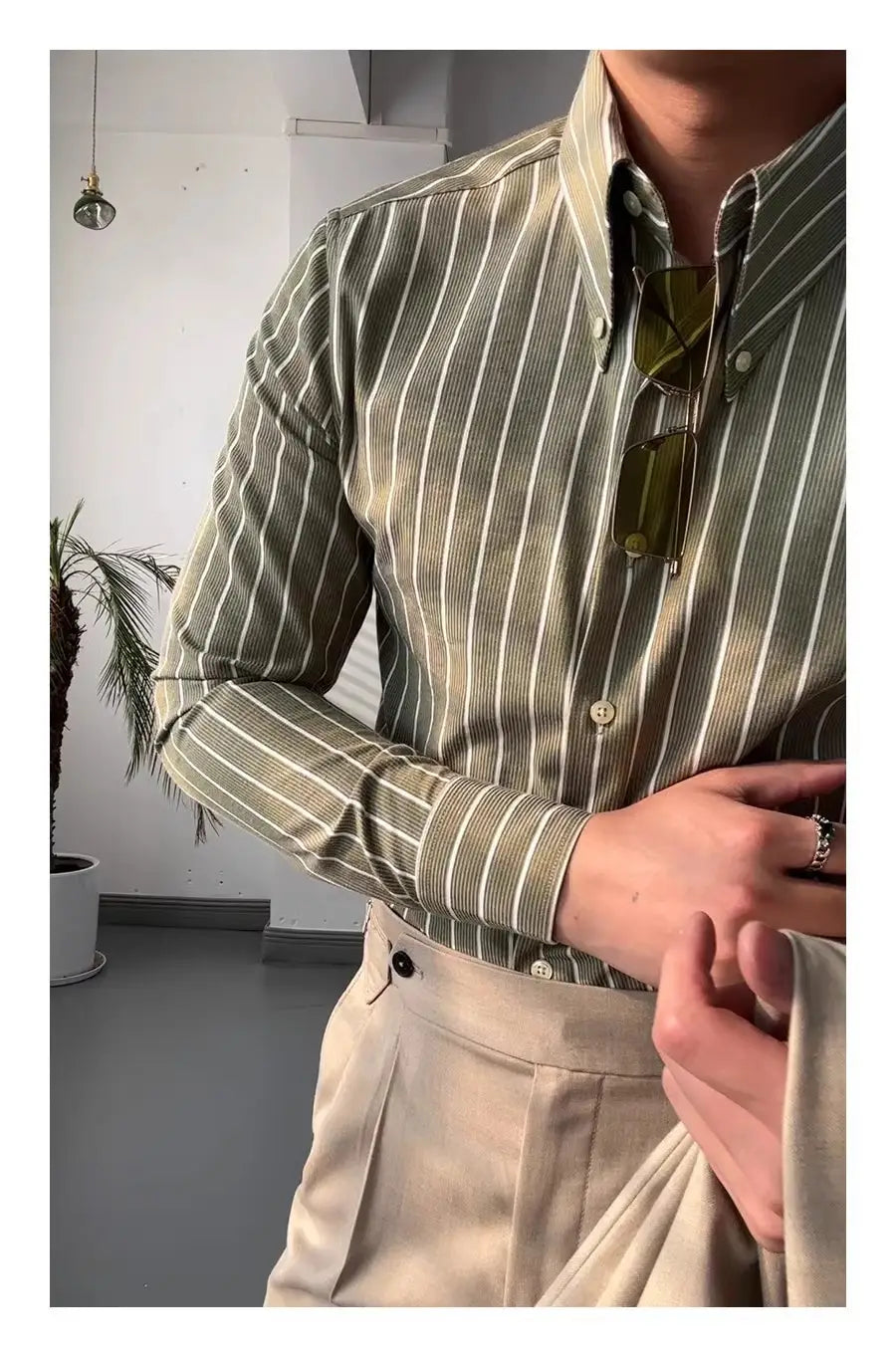 Herren-Slim-Fit-Hemd mit vertikalen Streifen, langem Ärmel, für den Business-Einsatz, in Olivgrün und Off-White mit fein strukturierter Materialoberfläche.