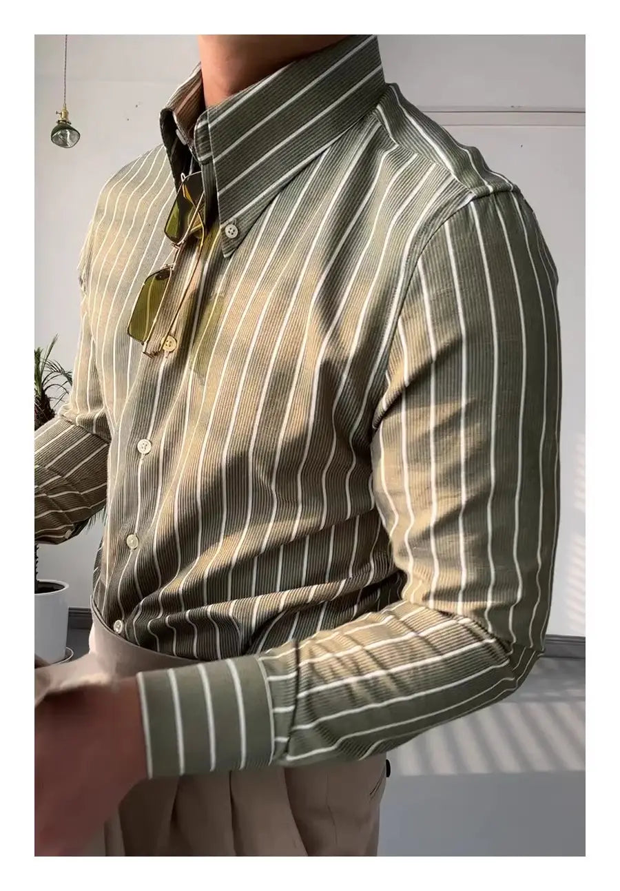Herren-Slim-Fit-Hemd mit vertikalen Streifen, langem Ärmel, für den Business-Einsatz, in Olivgrün und Off-White mit zart strukturierter Stoffoberfläche.