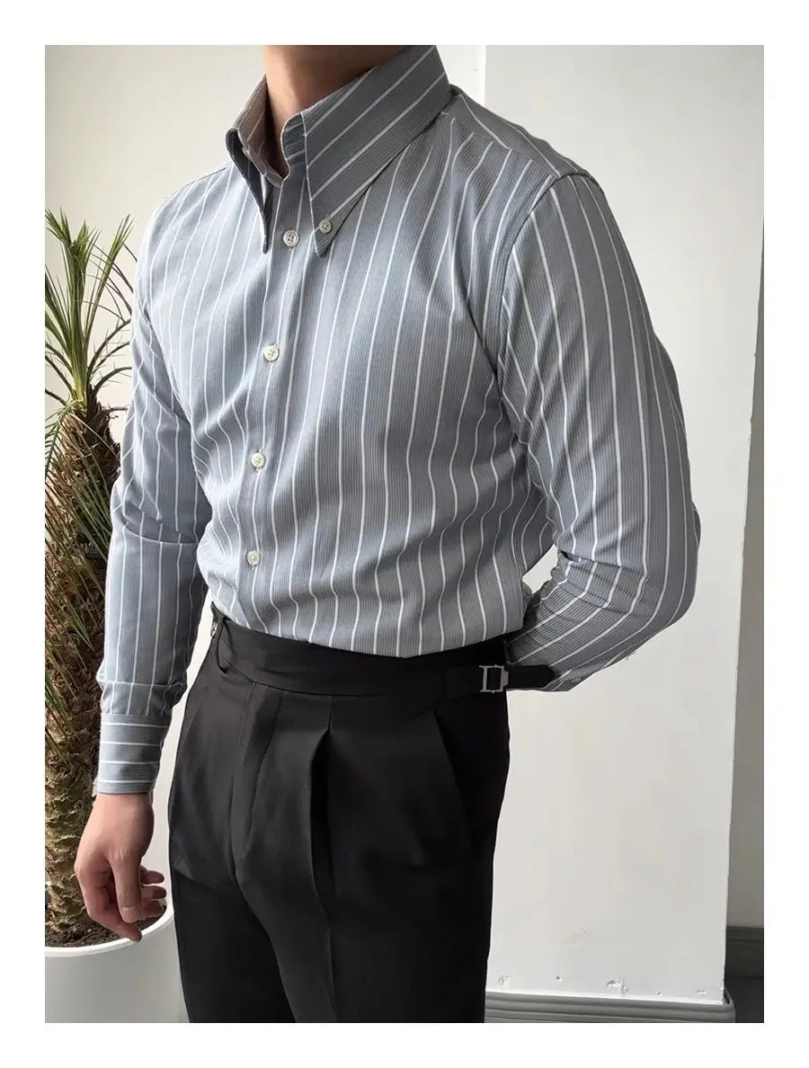 Maßgeschneidertes graues und weißes Pinstripe-Slim-Fit-Hemd mit vertikalen Streifen, langem Ärmel, für Herren, mit klassischem Kragen.