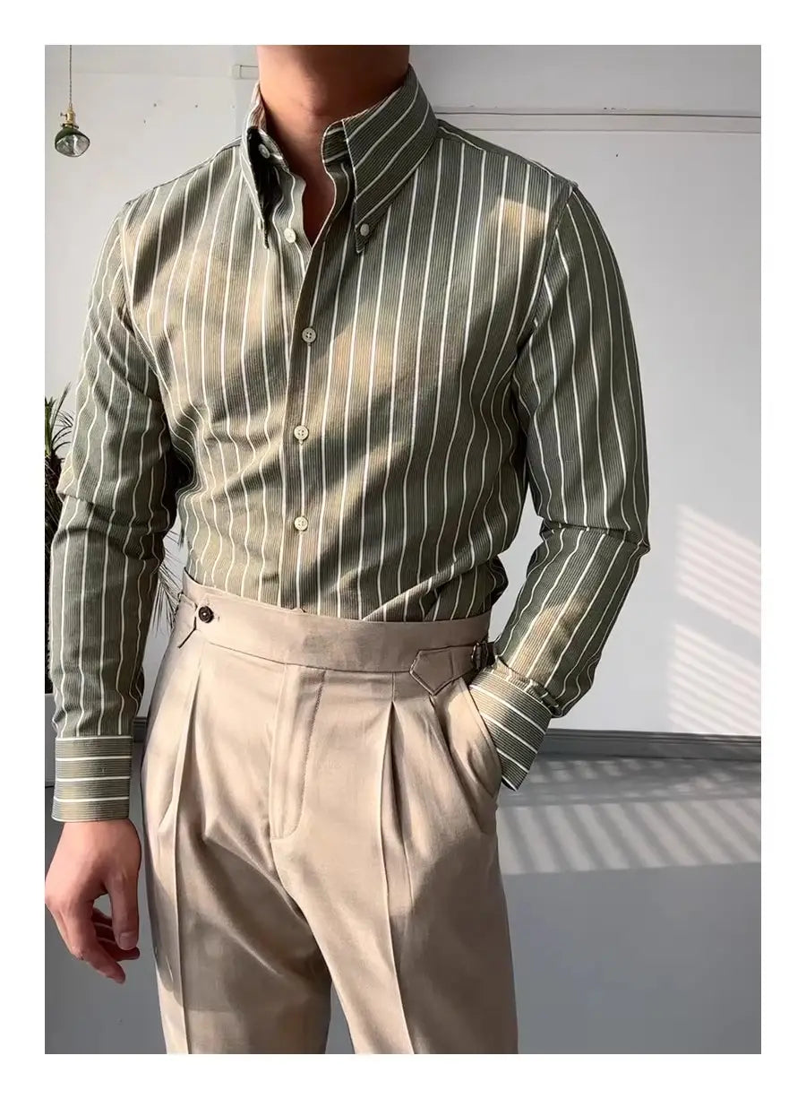 Herren-Slim-Fit-Businesshemd mit vertikalen Streifen in Olivgrün und Off-White aus feinem, strukturiertem Gewebe mit langen Ärmeln.