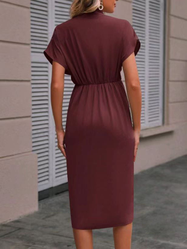 Robe midi portefeuille plissée à manches volantées et encolure en V en satin bordeaux, au tombé élégant, avec manches courtes et une taille marquée.