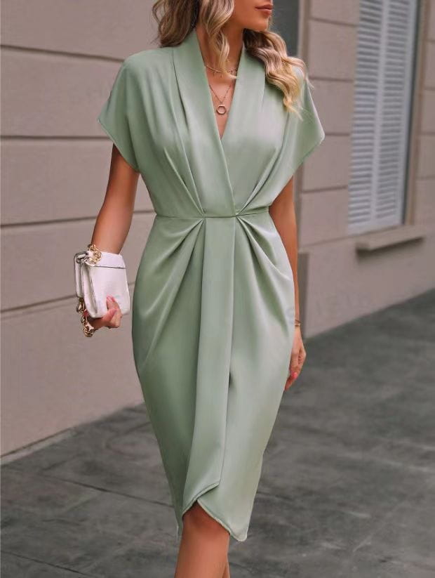 Robe midi portefeuille plissée à manches volantées et encolure en V en satin vert sauge, au tombé élégant, avec une encolure en V drapée et une taille marquée.