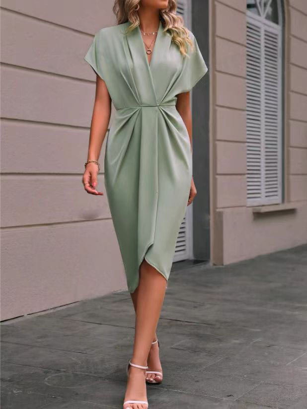 Robe midi portefeuille plissée à manches volantées et encolure en V vert sauge, au tombé élégant, avec manches courtes.