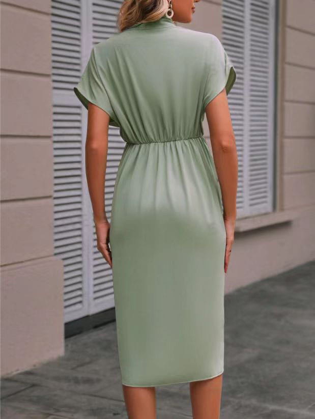 Robe midi portefeuille plissée en satin vert sauge à encolure en V et manches volantées courtes, avec taille marquée.