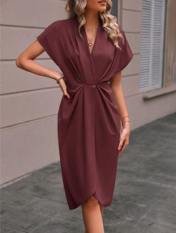 Robe midi bordeaux fluide à encolure en V, manches volantées courtes et taille marquée dans un tissu souplement plissé.