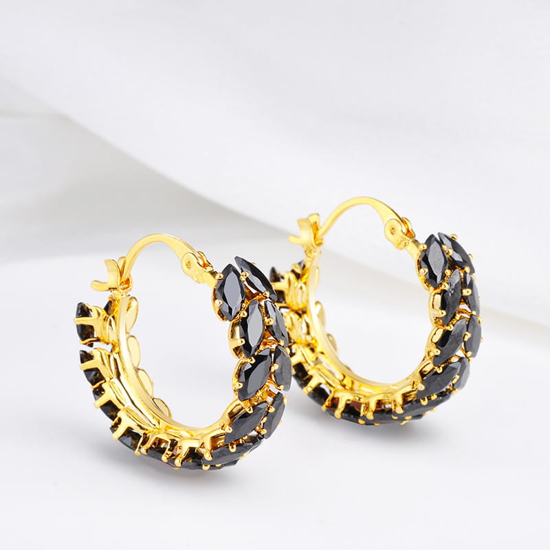Pendientes de aro con baño de oro de 18k, adornados con una fila de piedras de zirconia negra talla marquise.