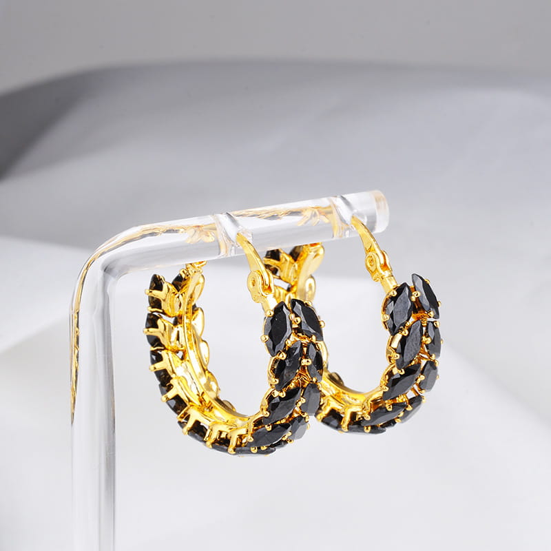 Pendientes de aro con baño de oro de 18k, adornados con piedras de zirconia negra talla marquise.