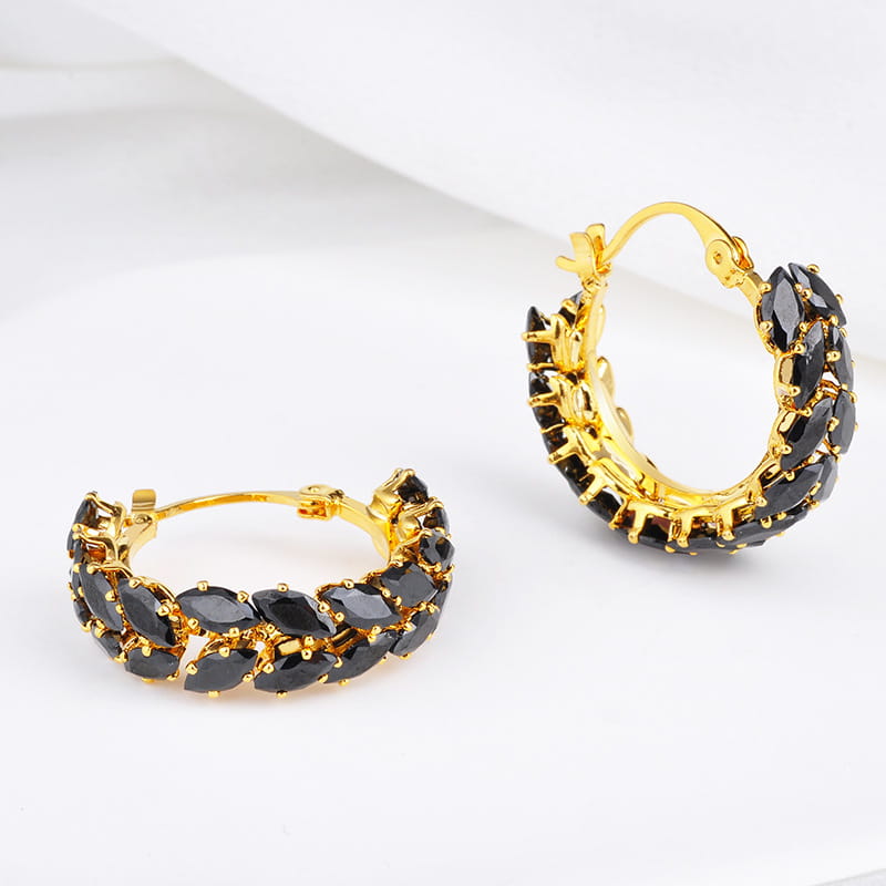Pendientes de aro con baño de oro de 18k, adornados con doble fila de piedras de zirconia negra en forma de marquise facetadas.