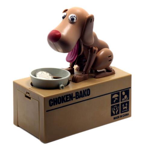 Cochon tirelire robot en plastique brun, en forme de chien, avec des yeux écarquillés et un nez rouge, assis sur une base en carton étiquetée « choken bako coin box ».