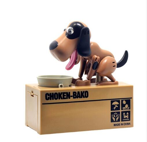 Cochon tirelire robot en plastique de couleur beige et noire, en forme de chien, avec une langue rose, posé sur une boîte en carton étiquetée « choken bako ».