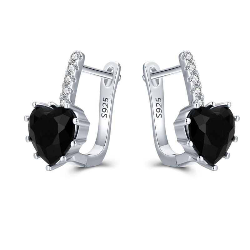 Boucles d’oreilles type huggie en argent sterling avec zircon noir en forme de cœur, présentant un sertissage en argent 925 rehaussé de petites pierres transparentes le long du fil courbé.