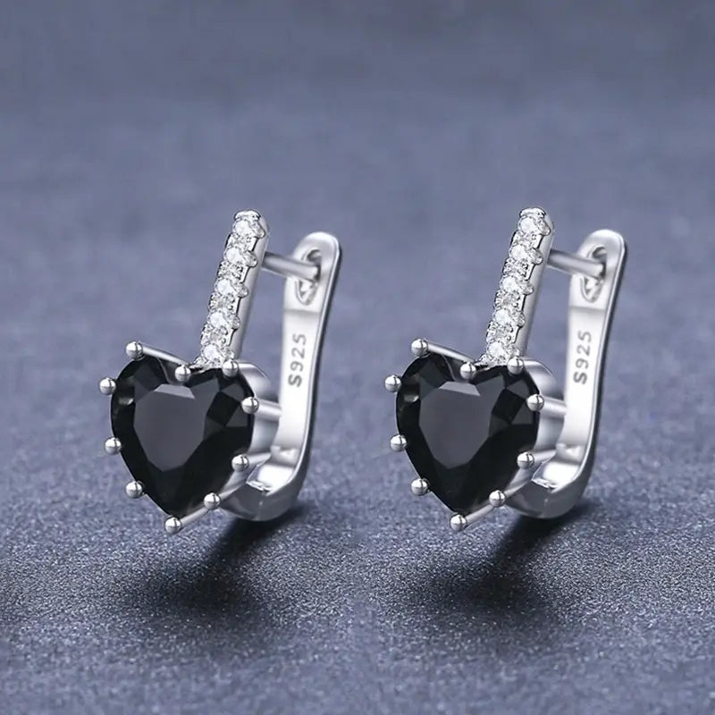 Boucles d’oreilles type huggie en argent sterling avec zircon noir en forme de cœur, en argent, présentant une boucle en forme de cœur avec une pierre noire centrale entourée de petites pierres transparentes et marquée s925.