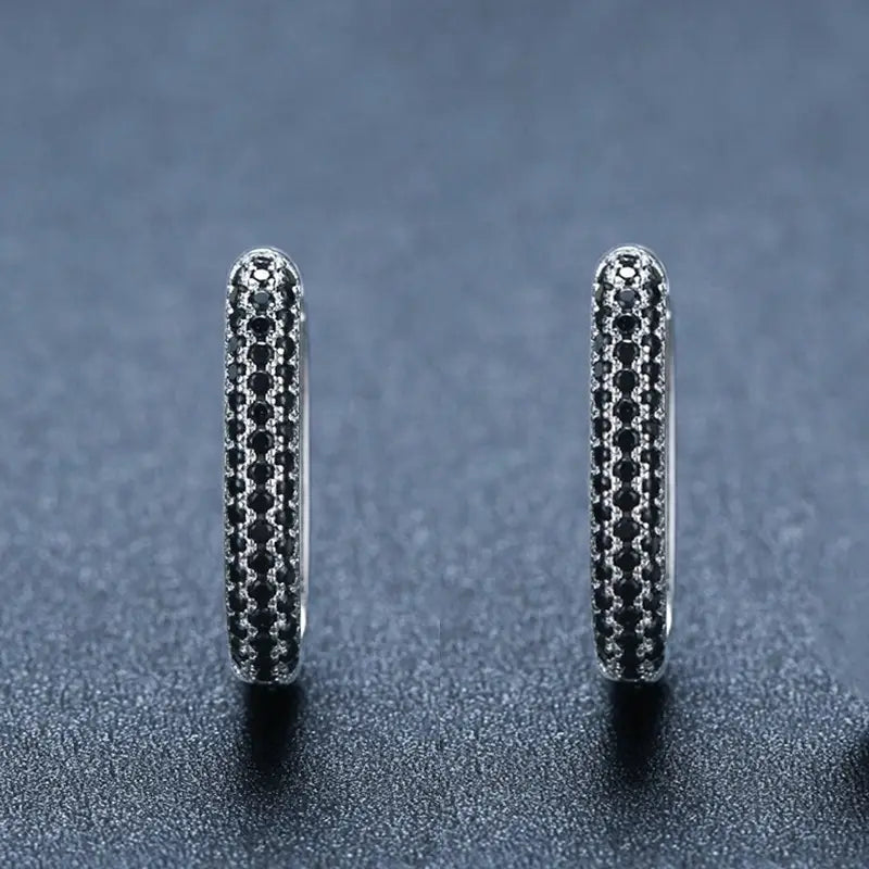 Silberne Creolenohrringe mit zwei Reihen schwarzer kubischer Zirkonia-Steine im Design französischer schwarzer Zirkonia-Silber-Creolenohrringe.