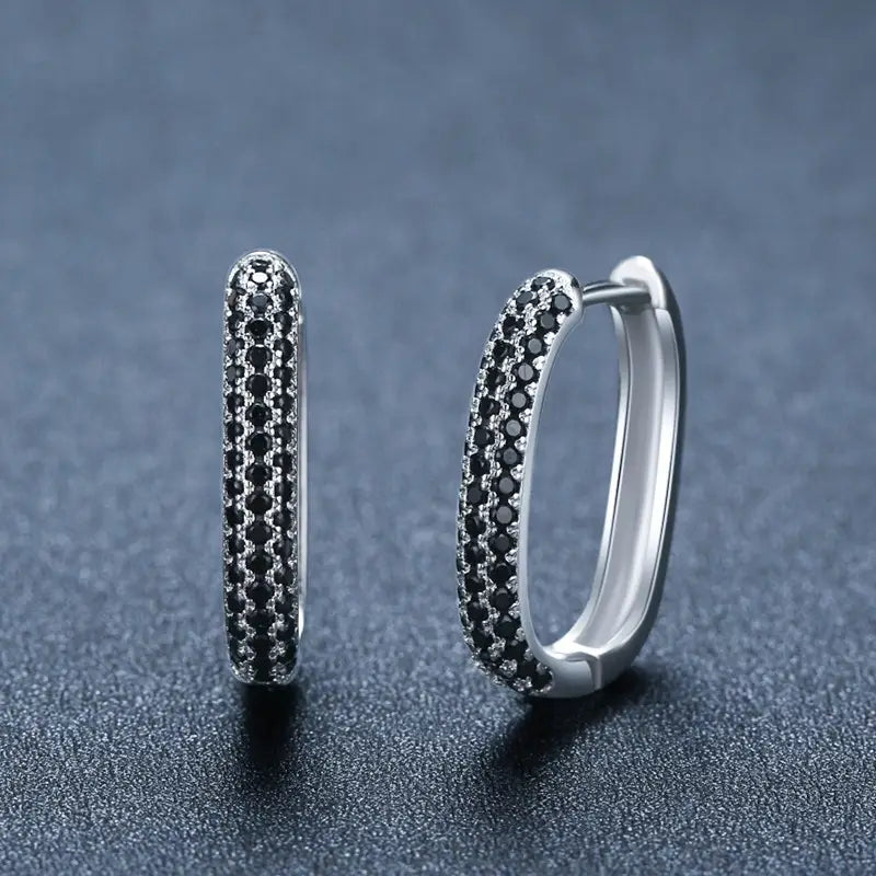 Silberne Creolenohrringe, verziert mit zwei Reihen schwarzer kubischer Zirkonia-Steine aus der Kollektion French Black Zircon.