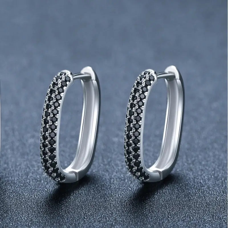 Silberne Creolenohrringe, verziert mit zwei Reihen schwarzer kubischer Zirkonia-Steine, die in den Französischen Black Zircon Silver Hoop Earrings enthalten sind.