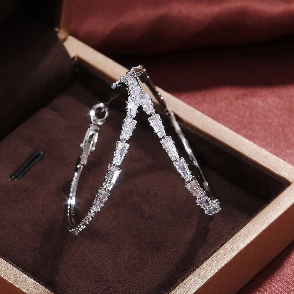 Boucles d’oreilles créoles en argent, ornées d’éblouissantes pierres claires en zirconium taillées en baguette, boucles d’oreilles créoles vintage en argent avec zirconium en forme de baguette.