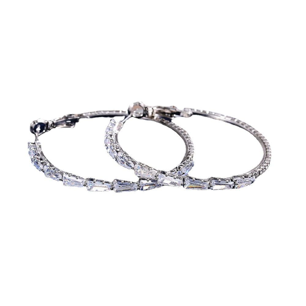 Boucles d’oreilles créoles vintage en argent, zirconium en forme de baguette, avec des pierres rectangulaires claires le long de l’armature.
