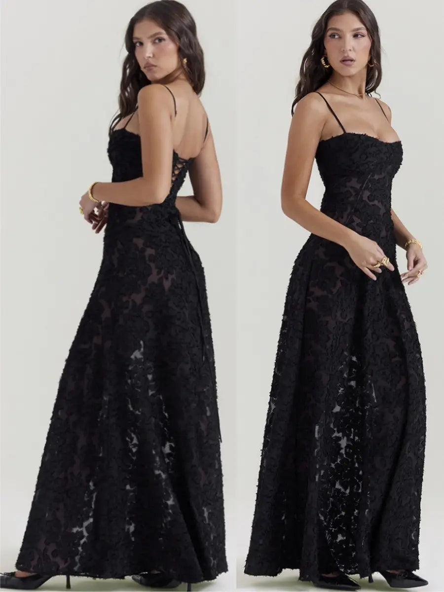 Robe longue maxi à bretelles spaghetti en dentelle noire brodée, dotée de motifs floraux délicats et de fines bretelles pour un look élégant.