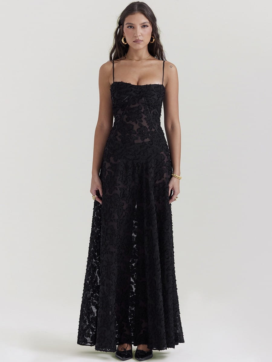 Robe longue maxi élégante en dentelle brodée à bretelles spaghetti noire, avec des détails floraux complexes et une silhouette fluide jusqu’aux chevilles.