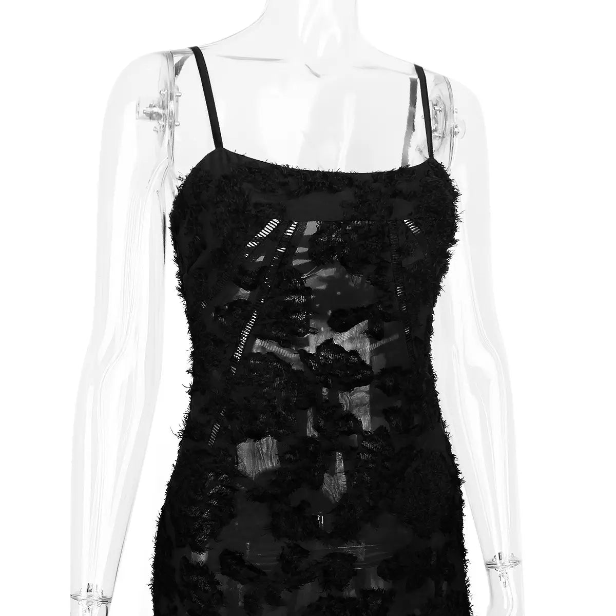 Robe longue maxi noire en dentelle à bretelles spaghetti, avec un motif brodé floral et des bords effilochés texturés.