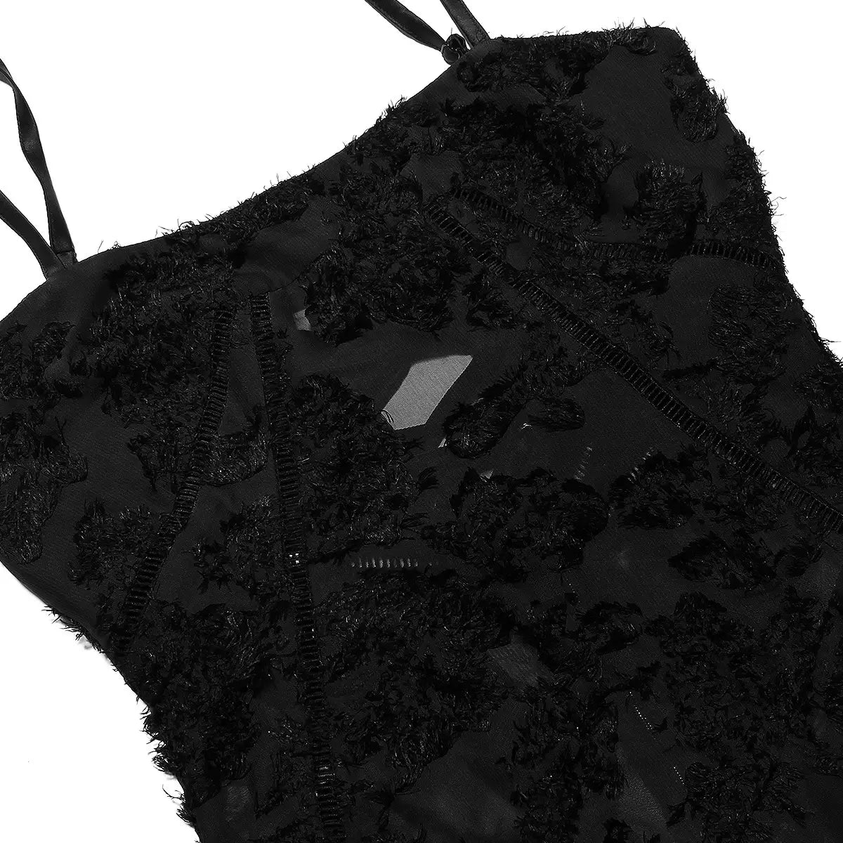 Body noir en dentelle, avec une broderie florale effilochée délicate et de fines bretelles spaghetti, conçu comme faisant partie d’une collection de robes longues maxi élégantes à bretelles spaghetti en dentelle brodée.