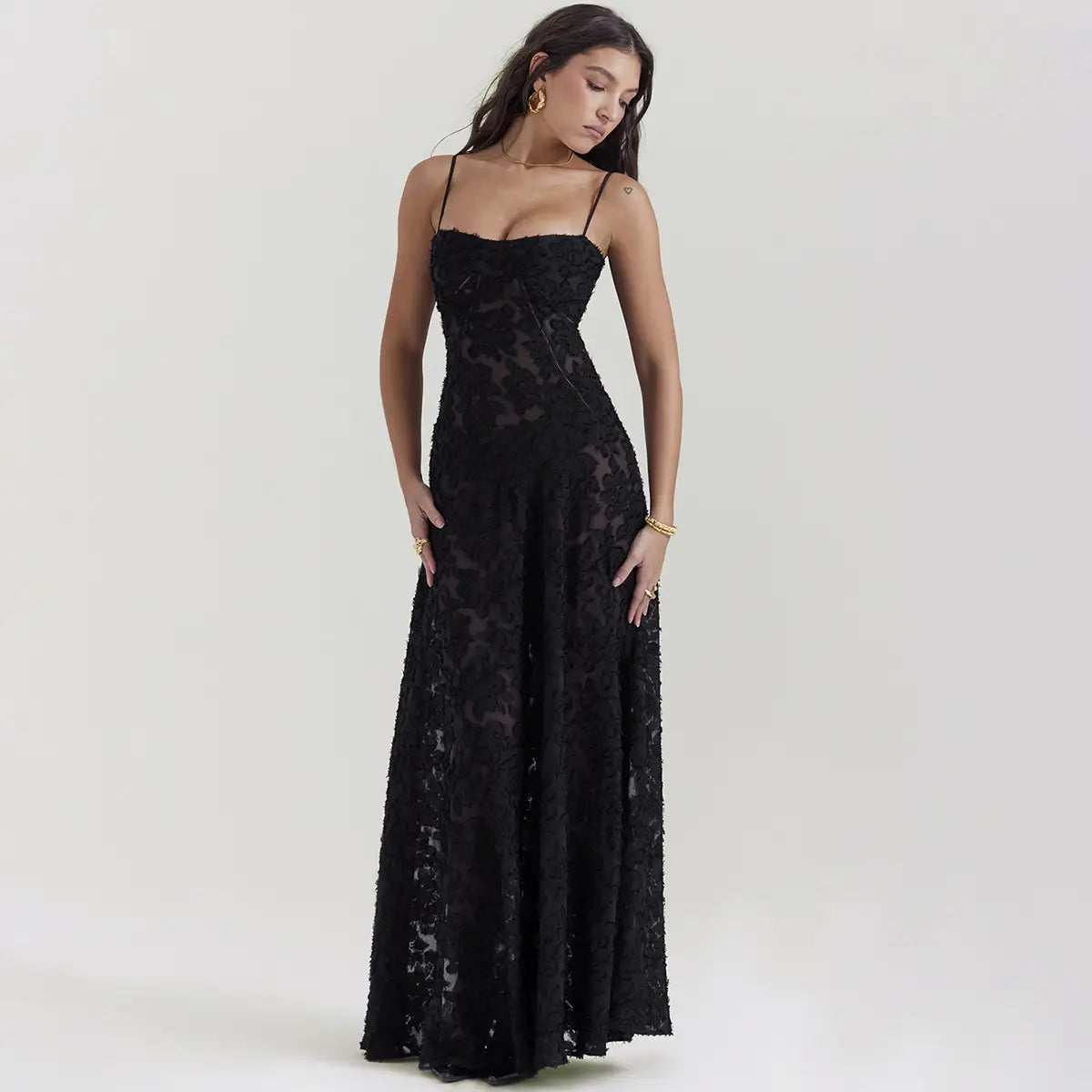 Robe longue maxi élégante en dentelle noire, avec broderie florale délicate et de fines bretelles spaghetti, conçue pour les occasions formelles.