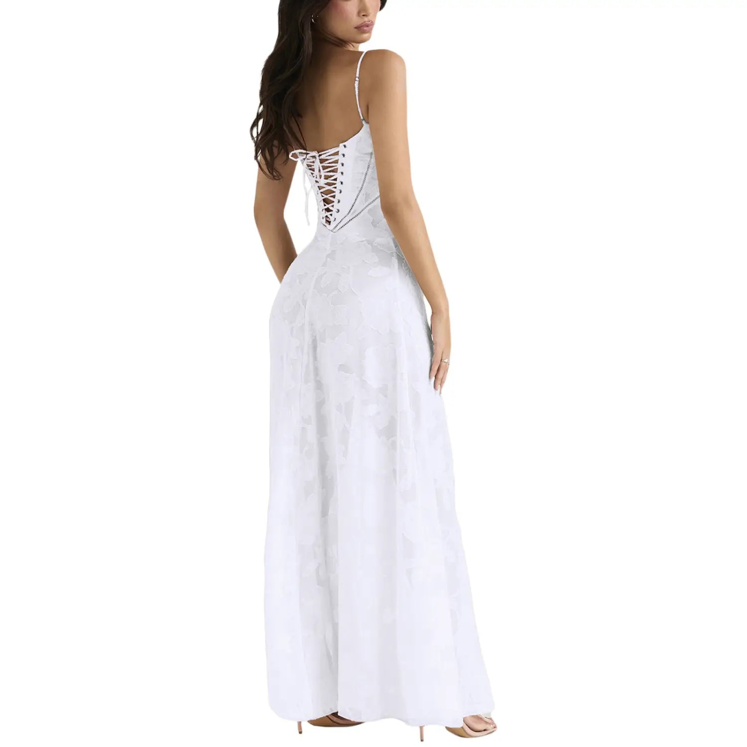 Robe longue maxi à dos lacé en dentelle blanche, avec des bretelles spaghetti délicates et un tissu fluide et léger, présentant une broderie en dentelle élégante.
