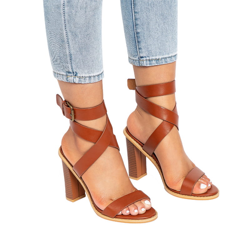 Sandalias tipo strappy de tacón bloque de cuero marrón para tallas grandes con tacón bloque y tira en el tobillo