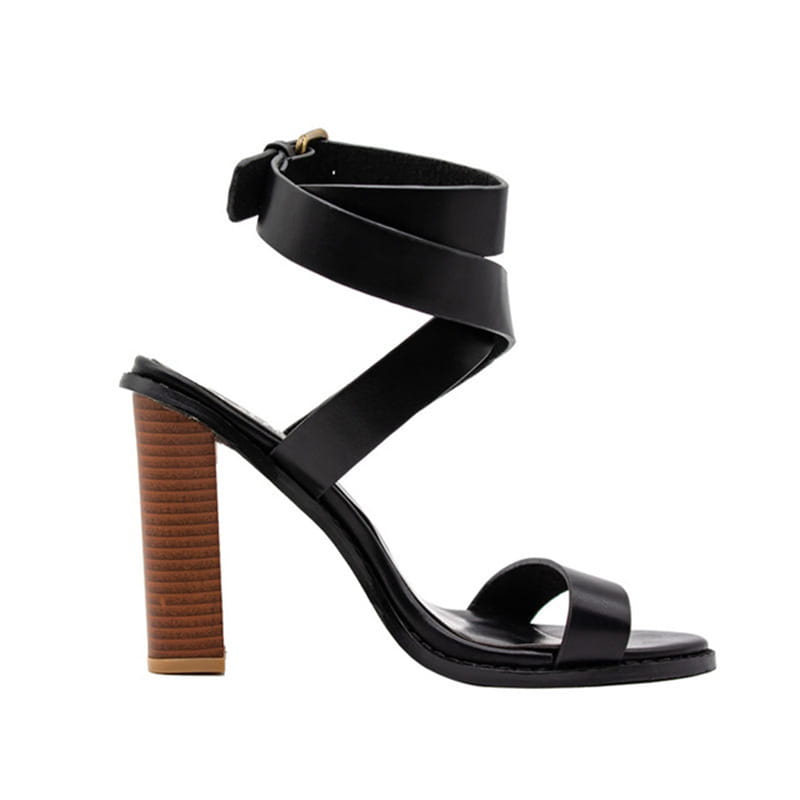 Sandalia tipo strappy de tacón bloque de cuero marrón para tallas grandes con tiras de cuero negro y un tacón bloque de madera marrón con textura