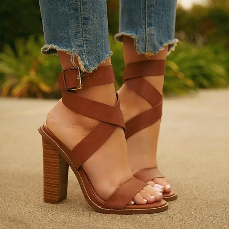 Sandalias tipo strappy de tacón bloque de cuero marrón para tallas grandes con material de cuero marrón, tacón bloque y tira en el tobillo.