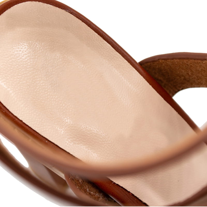 Sandalias tipo strappy de tacón bloque de cuero marrón para tallas grandes con plantilla de cuero color ante claro y acabado liso