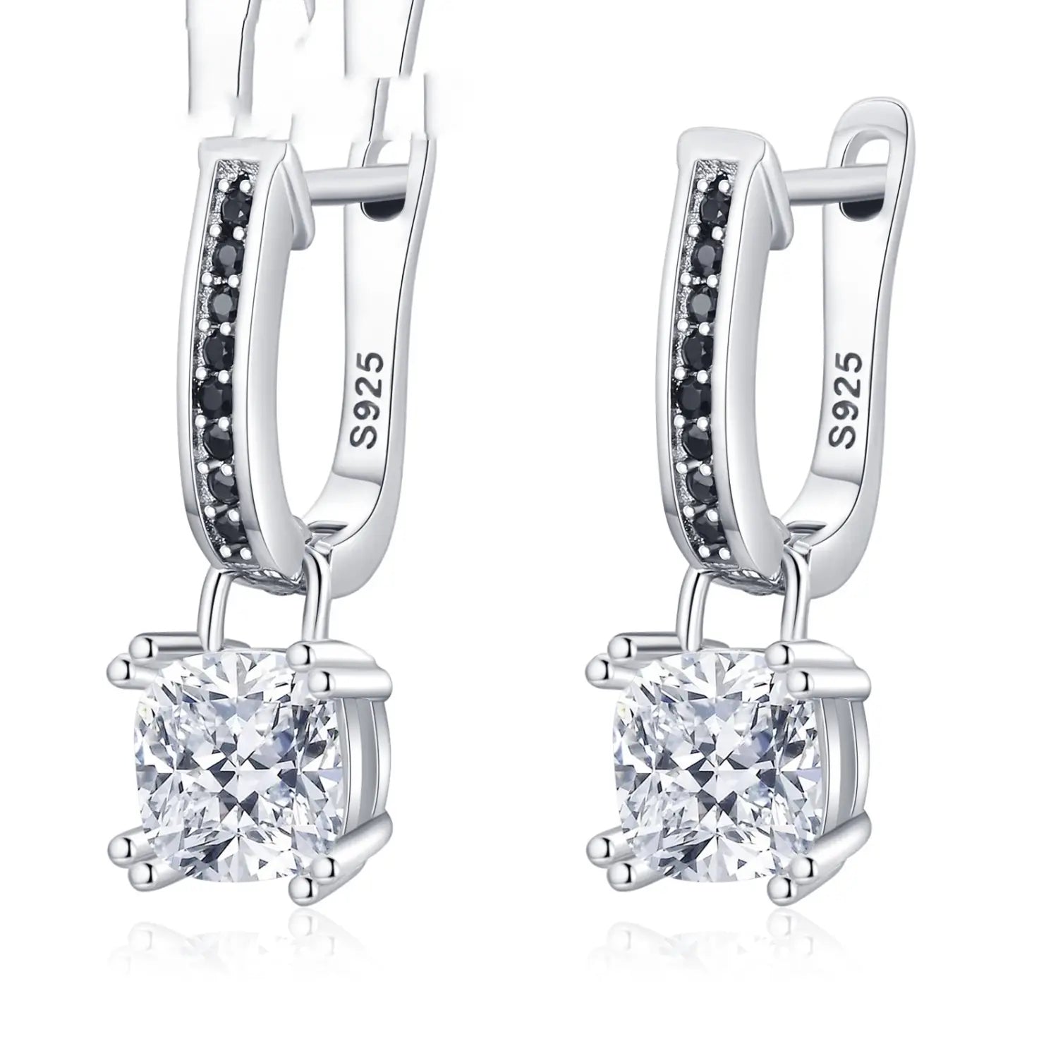 Boucles d’oreilles pendantes en argent présentant des diamants noirs le long de la courbe supérieure et une pierre en zircon carrée à taille ronde, proéminente, suspendue en dessous.
