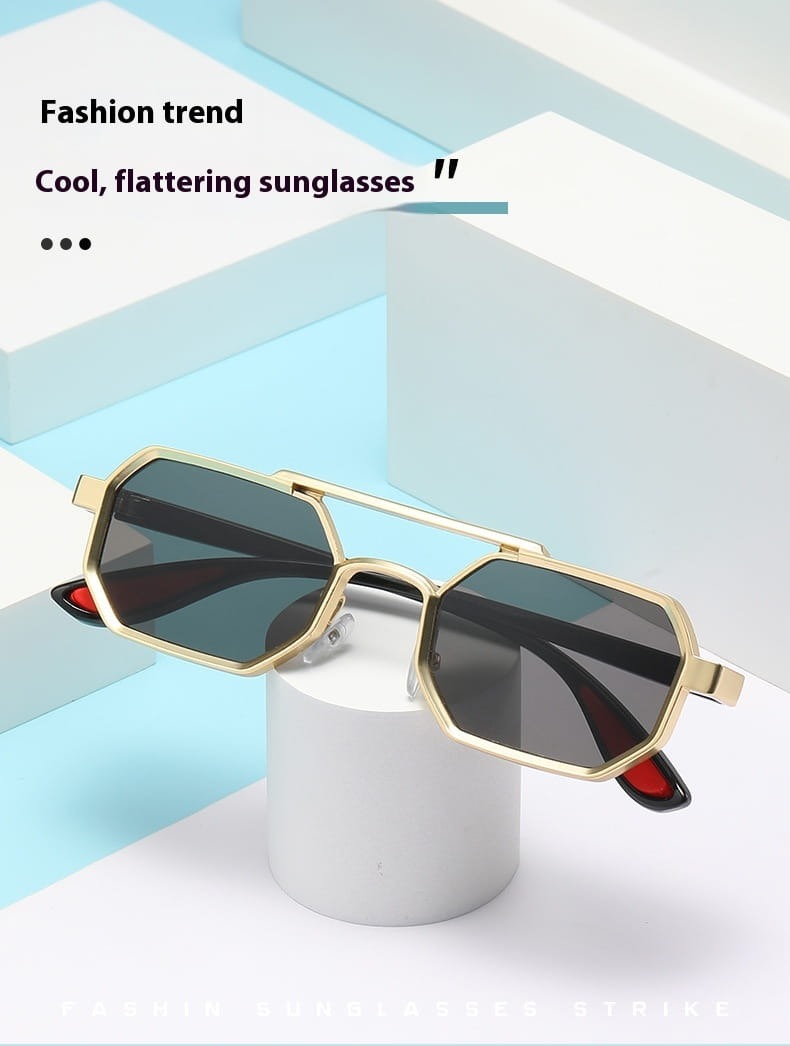 Gafas de sol steampunk octogonales de metal UV400 para moda en tono dorado, con lentes grises oscuras y puntas de patillas con acentos rojos.