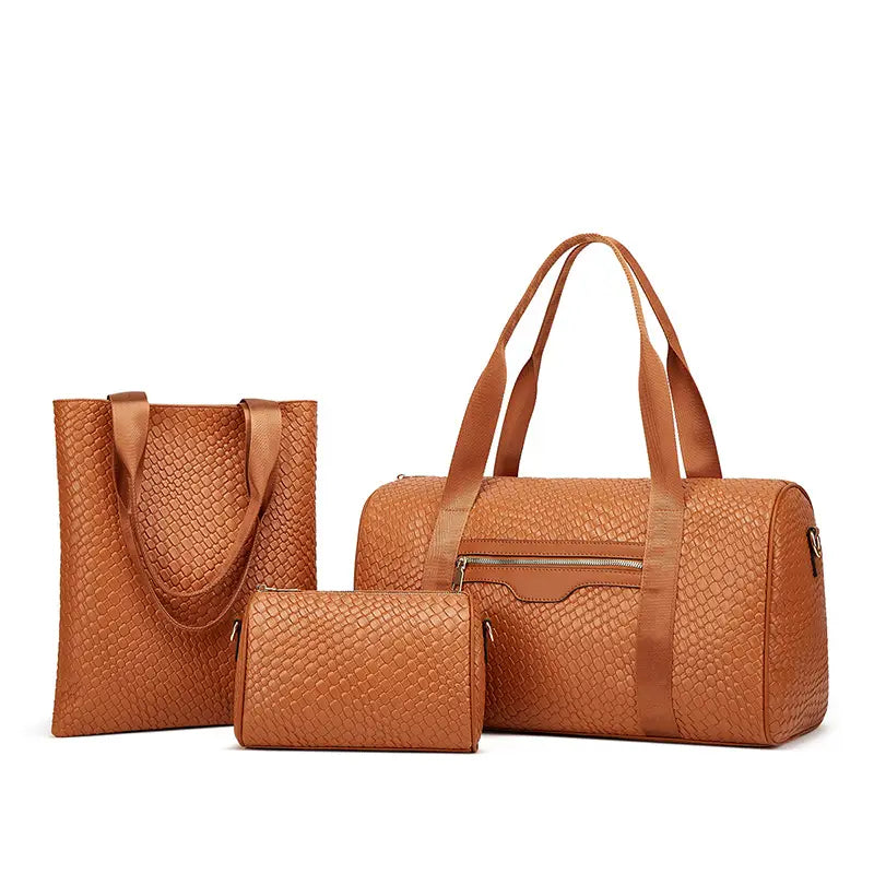 Ensemble de sac à main en cuir tressé texturé beige, comprenant un grand sac de sport cabas et une pochette, pour les voyages d'affaires et l’usage à la salle de sport.