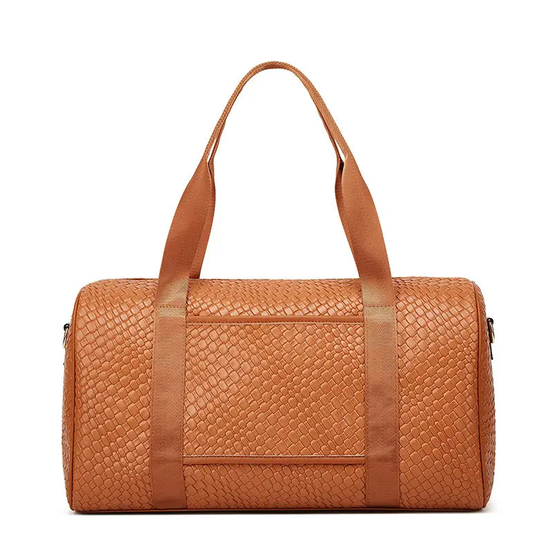 Sac de sport cabas en cuir tressé beige avec des anses robustes et un motif interlacé texturé issu de l’ensemble de voyage d’affaires en 3 pièces pour la salle de sport.