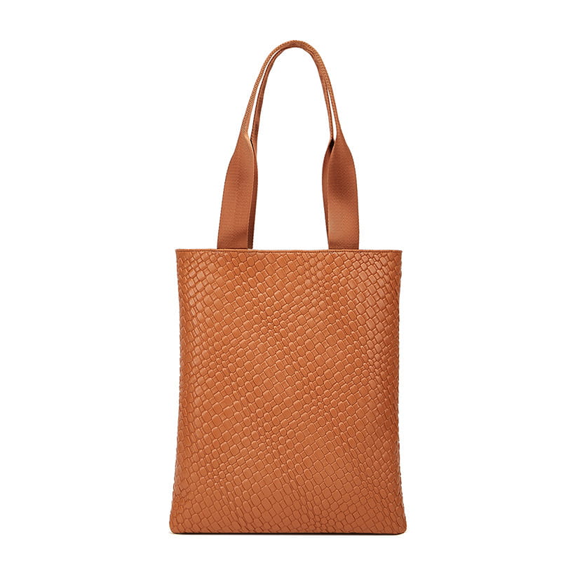 Sac cabas en cuir beige avec un motif tressé texturé et des anses assorties issu de l’ensemble de voyage d’affaires en 3 pièces pour la salle de sport.