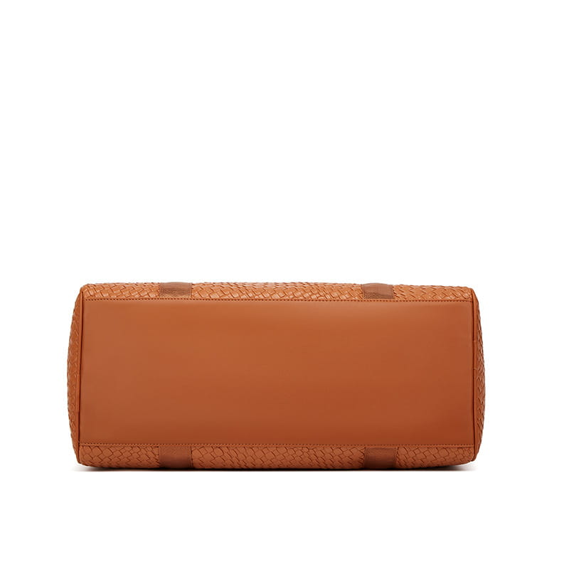 Sac de voyage d’affaires en cuir beige tressé avec un corps lisse et structuré et des finitions tressées le long des bords, conçu pour les voyages d'affaires et l’usage à la salle de sport.