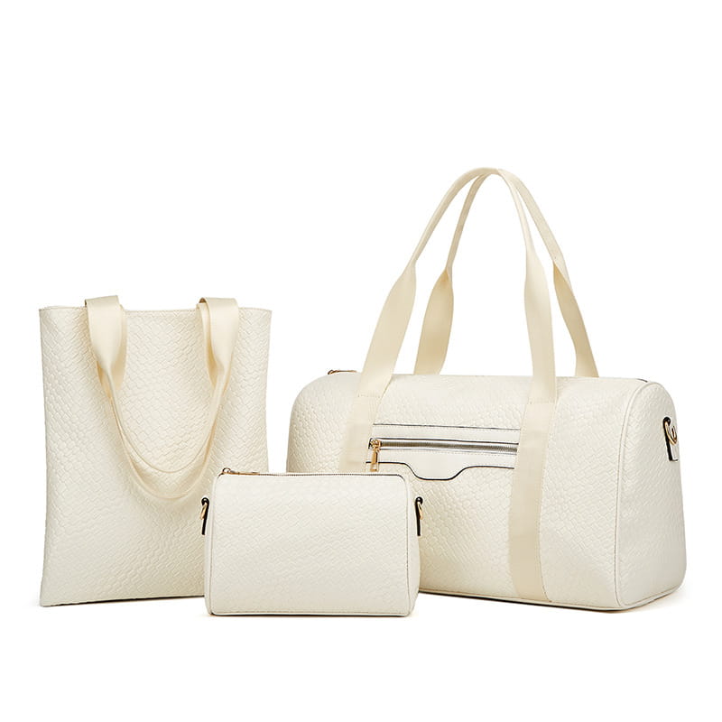 Ensemble cabas et sac de sport en faux cuir texturé de couleur crème, ainsi qu’une pochette, avec des fermetures éclair ton or, pour les voyages d'affaires et l’usage à la salle de sport