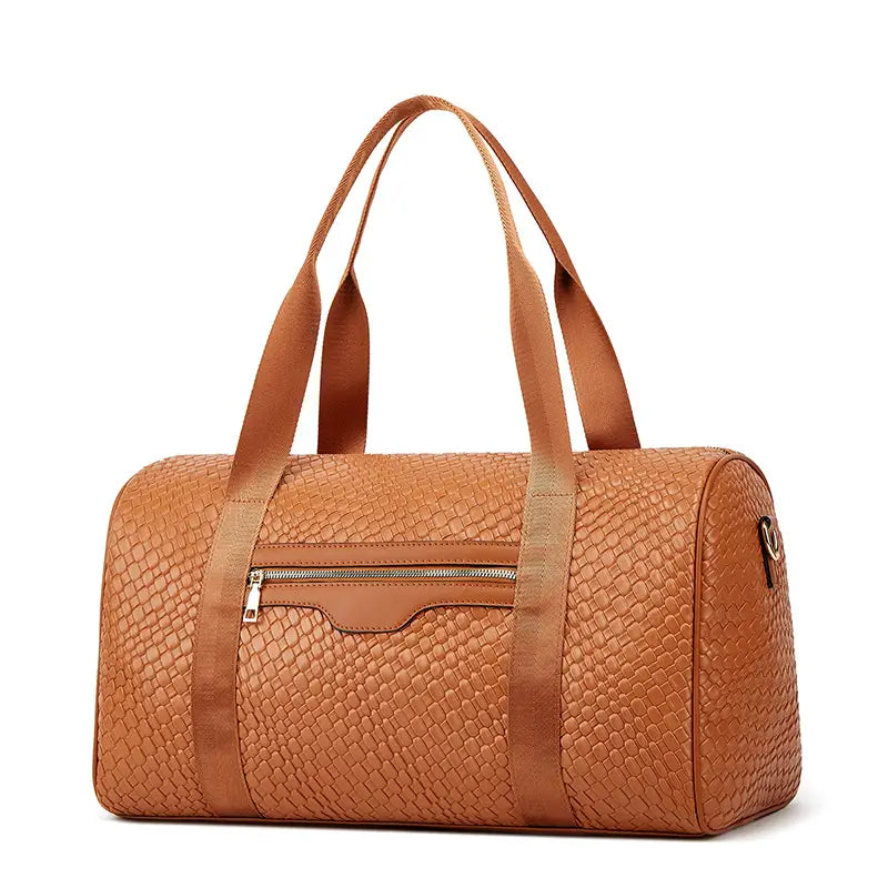 Sac de sport cabas en cuir beige tressé avec doubles anses supérieures et une poche avant zippée issu de l’ensemble de voyage d’affaires en 3 pièces pour la salle de sport.