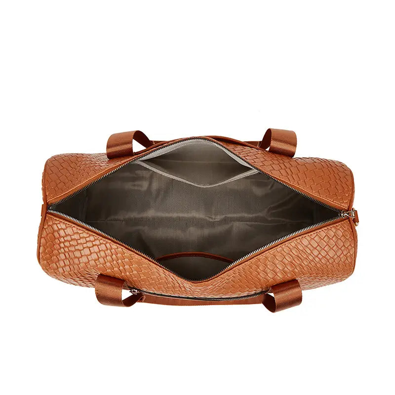 Sac de sport cabas en cuir beige tressé avec des anses robustes et une ouverture zippée issu de l’ensemble de voyage d’affaires en 3 pièces pour la salle de sport.