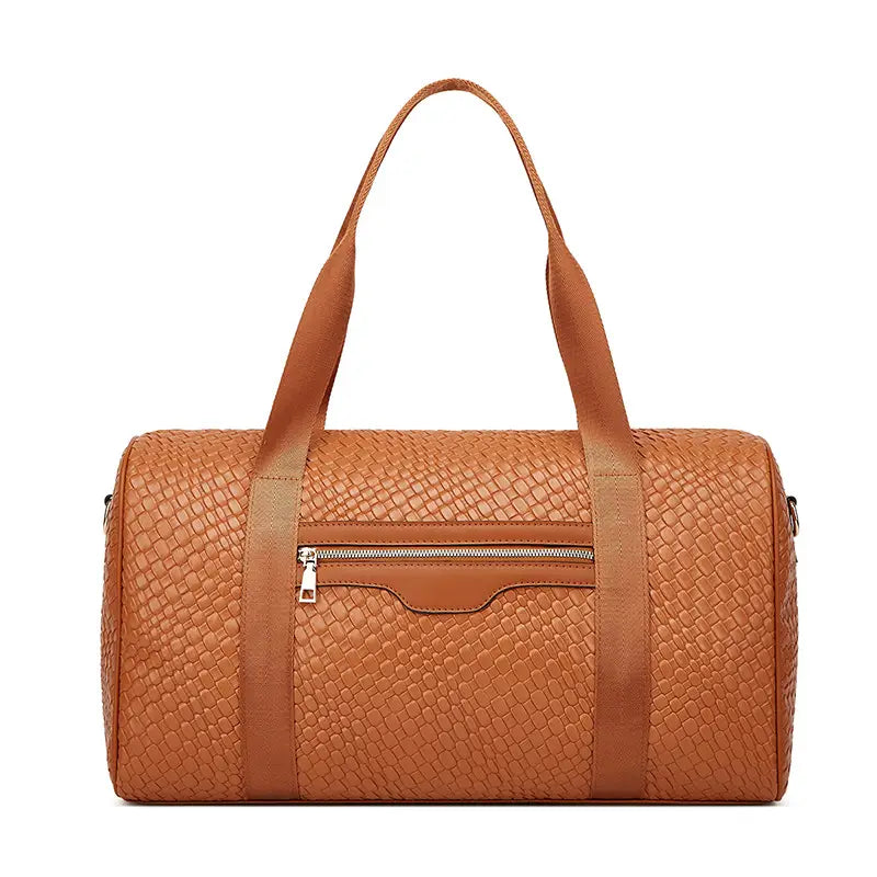 Sac de sport cabas de voyage d’affaires en cuir beige tressé avec des anses assorties et une poche avant zippée issu de l’Ensemble de voyage d’affaires tressé en 3 pièces pour la salle de sport.