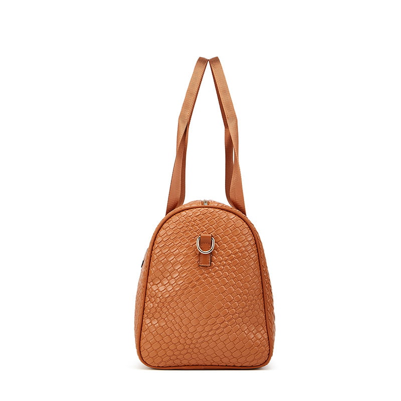 Sac de sport cabas de voyage d’affaires en cuir tressé beige à motif façon crocodile avec des anses assorties et une boucle métallique, faisant partie d’un ensemble de salle de sport en trois pièces.
