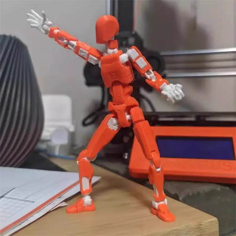 背面側から展示された、オレンジ色および白色の3Dプリント関節可動ロボットアクションフィギュア用ダミー 2.0（関節のある四肢付き）。