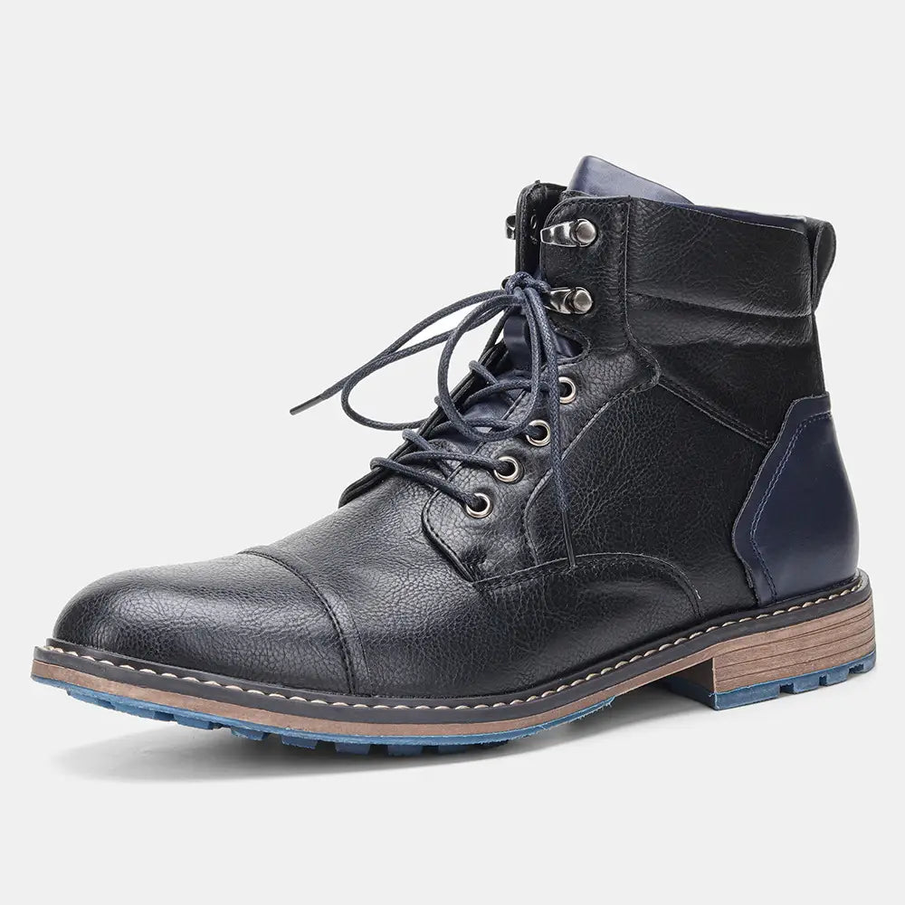 Botas de invierno de cuero para hombre con cuero negro, detalles en azul marino y suela de color ante contrastante.