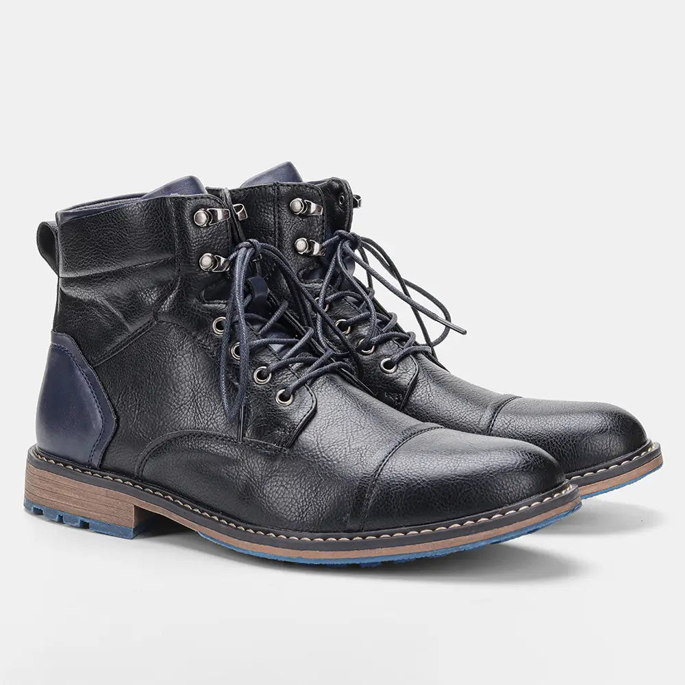 Botas de invierno de cuero para hombre en negro con detalles azul marino en el talón y la suela, mostradas desde el lado posterior